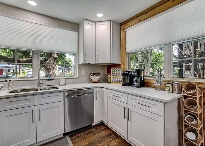 Cozy Riverside Villa - Walkable To Bars & Restaurants