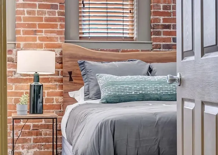 Modern, Insta-Worthy 2B Townhome In Walkable Springfield!