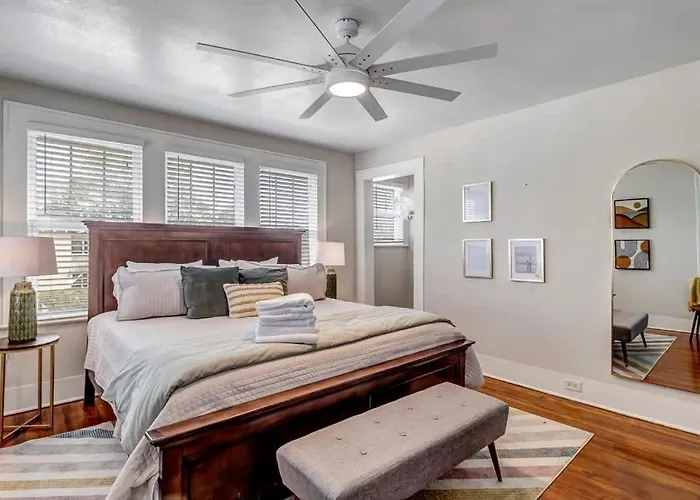 Cozy Retreat - Walkable To Bars & Restaurants