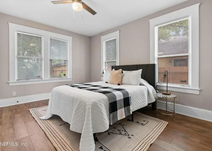 Riverside Craftsman With 3 Beds And 3 Baths, Pet Friendly, Great Neighborhood